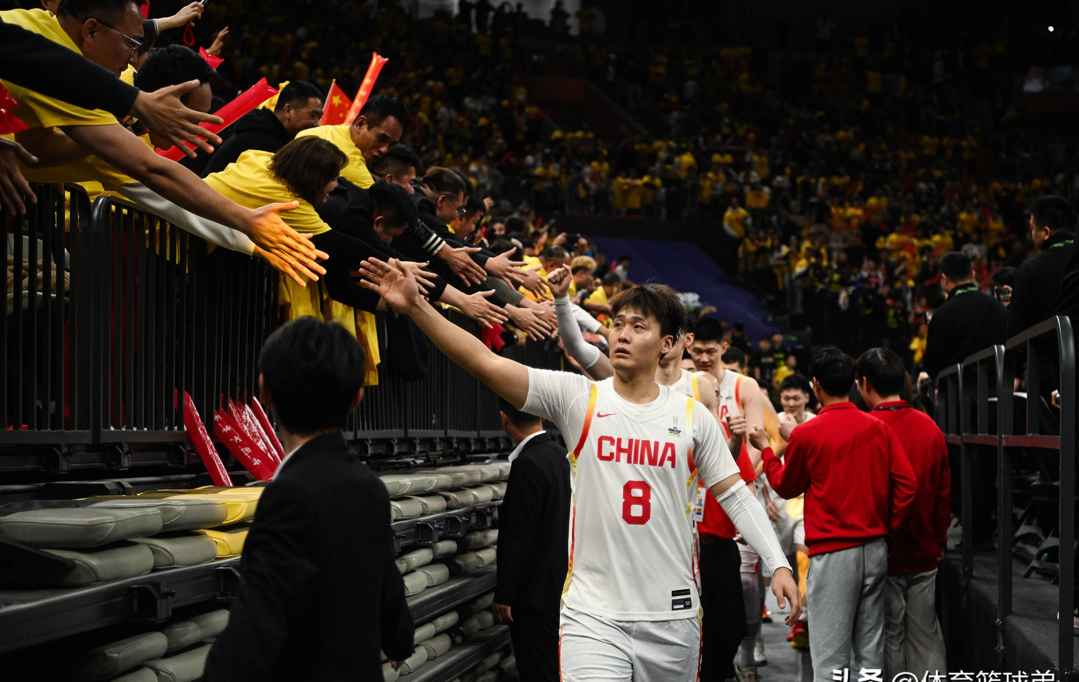 比赛现场攻守交锋，球队拼尽全力追求胜利